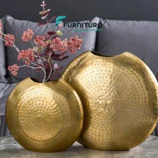 ✨ Když interiér mluví zlatem… Tyhle mosazné vázy nejsou jen dekorace – jsou statement. Perfektní pro sušené květy,...