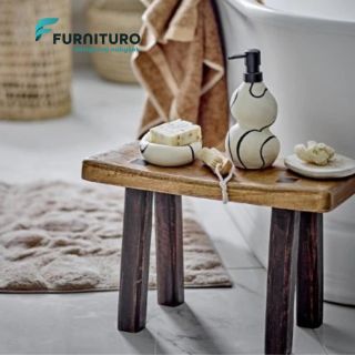 🛁 Malé detaily dělají velký rozdíl. Dřevěná stolička u vany se stane nejen praktickým pomocníkem, ale i stylovým doplňkem,...